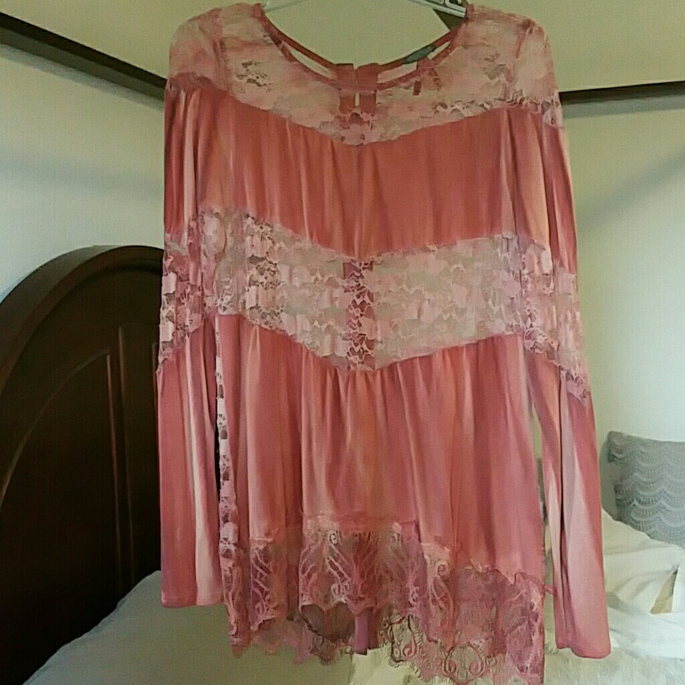 Gimmicks BKE lace top